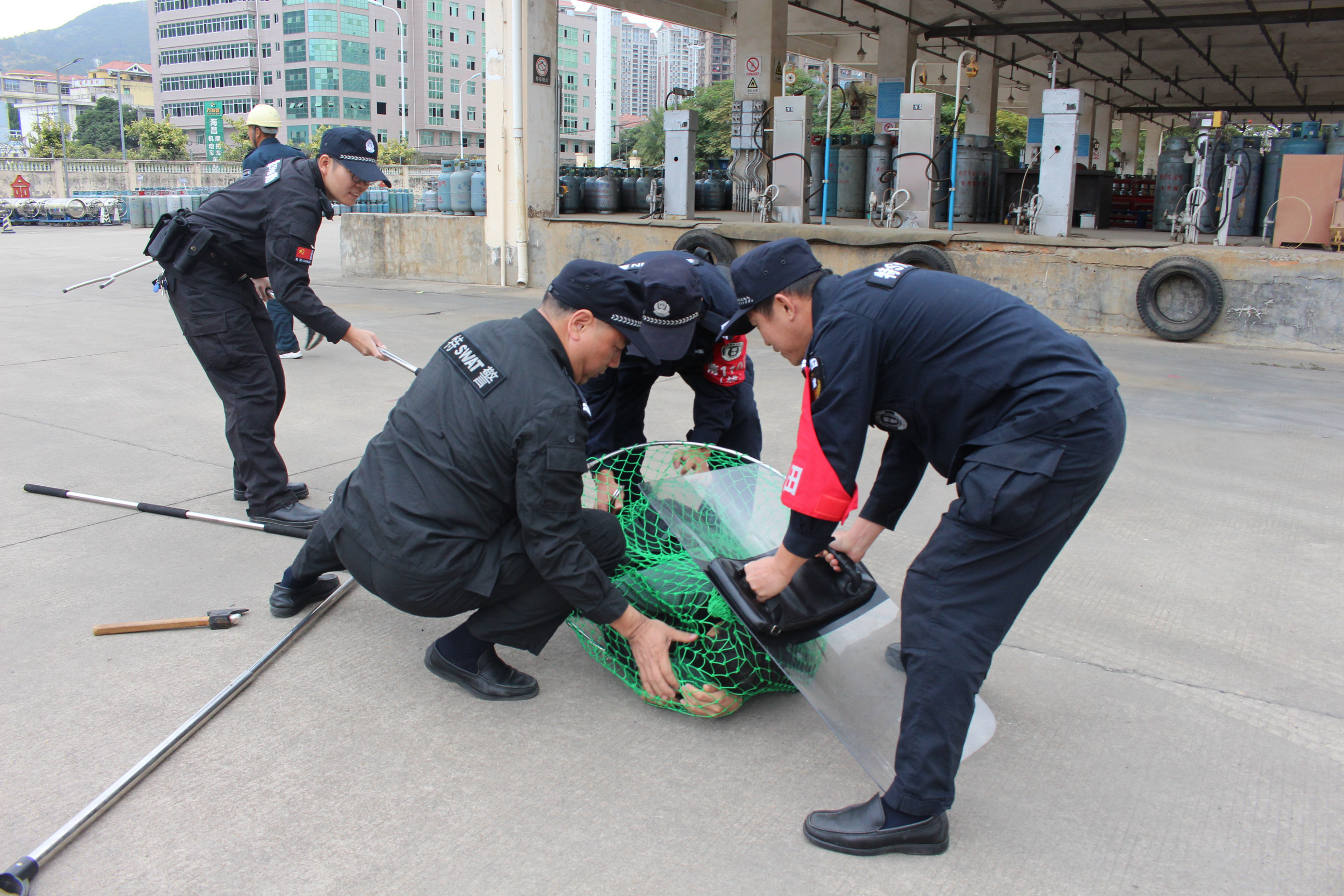 4、特警制服歹徒.JPG